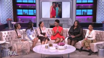 Asos curve Curve Lace Insert Cut Out Tux Blazer Mini Vestido usado por Loni Love en The Real enero 14, 2020