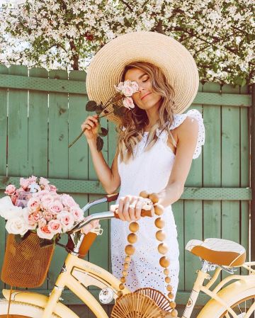 Bam­boo Bag of Christine on the Instagram account @christineandrew