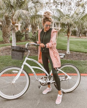 Bb Dakota Dou­ble Pock­et Jack­et of Christine on the Instagram account @christineandrew