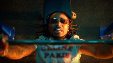 Celine Gris Rouge Logo imprimé Gris T-Shirt de Quavo dans la vidéo de musique Riche de L'Enfant - C'est le Tuf ft. Quavo