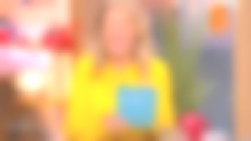 Le pull cachemire jaune vif de Agathe Lecaron dans La maison des maternelles le 15.01.2020