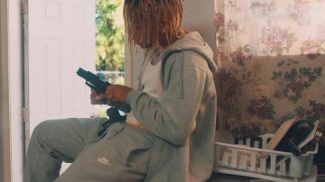 La jogging gris uni de Zola dans le clip Zola - Zolabeille (Prod by Kore)