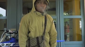 La veste imperméable jaune de Zola dans le clip Zola - Belles Femmes