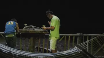 Le tee shirt vert fluo de N.O.S dans le clip PNL - Blanka [Clip Officiel]
