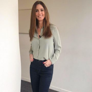 The silk shirt green and Carolina Munoz on the account Instagram of @caroline_munoz_officiel