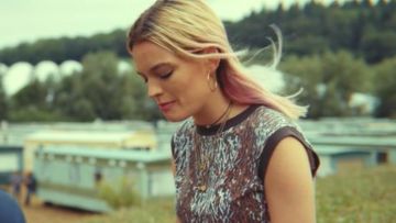 Top de leopardo sin mangas usado por Maeve (Emma Mackey) en Sex Education S01E08