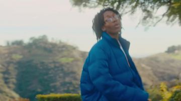 Chaqueta azul lisa de Lil Tecca en Lil Tecca - Bossanova (Video Musical Oficial)