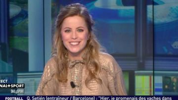 Camisa de cuello victoriano de Pauline Sanzey con rayas doradas metálicas en Daily Sport el 14.01.2020