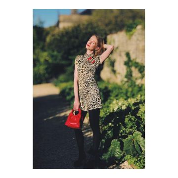 Le sac rouge vernis de Zoe Boyle sur le compte Instagram de @thezoeboyle