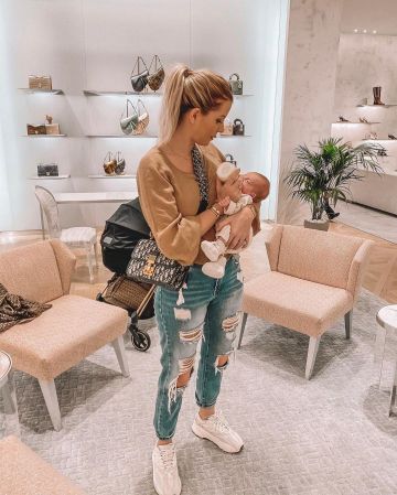 Bolso de solapa y cadena 30 Montaigne en lienzo jacquard Dior Oblique ble de Jessica Garcia en la cuenta de Instagram de @jessicathivenin