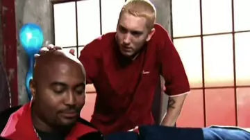 T-shirt rouge nike de Eminem dans Eminem - Without Me (Official Video)