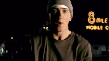 Bonnet gris de Eminem dans Eminem ft. Rihanna - The Monster (Explicit) [Official Video]
