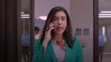 Chaqueta verde de traje de doble pecho usada por Shannon Ross (Nicole Power) en Kim's Convenience Temporada 4 Episodio 2