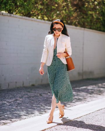 Reformation Midi Dress de Hallie Swanson en la cuenta de Instagram @halliedaily