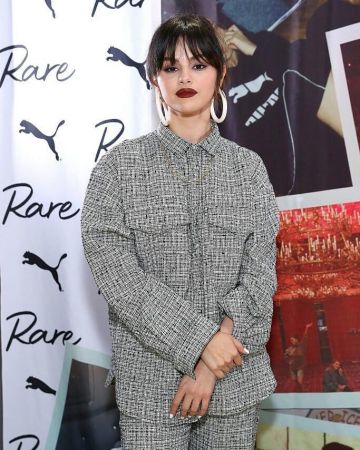 Totême Grey Hound­stooth Boxy-Fit Shirt of Selena Gomez on the Instagram account @selenagomez January 14, 2020