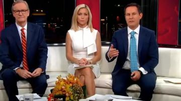 Harper Rose White Tie Neck Sheath Dress usado por Ainsley Earhardt en Fox & Friends noviembre 19, 2019 