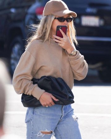 John elliott Linen Cor­duroy Cropped Sweat­shirt of Sofia Richie on the Instagram account @sofiarichie January 14, 2020