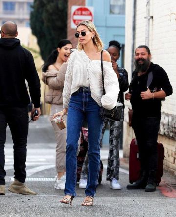 Khaite High-Rise Slim-Leg Jeans de Hailey Baldwin sur l'Instagram account @haileybieber 13 janvier 2020