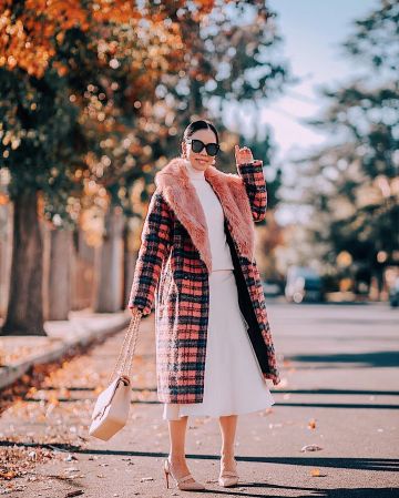 Abrigo a cuadros de Hallie Swanson en la cuenta de Instagram @halliedaily