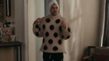 Beige Hoodie worn by David Rose (Daniel Levy) in Schitt's Creek Season 6 Episode 2