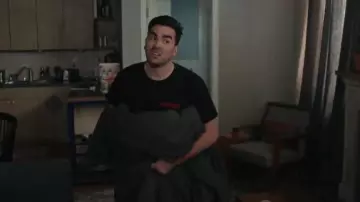 Camiseta negra usada por David Rose (Daniel Levy) en Schitt's Creek Temporada 6 Episodio 2