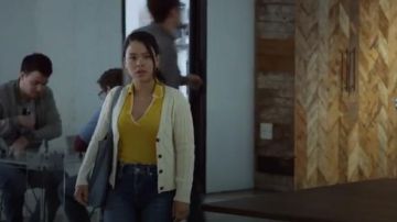 Jaune à Bout d'un Collier de Chandail porté par Mariana Adams Foster (Cierra Ramirez) dans Bien des Ennuis Saison 2 Épisode 11