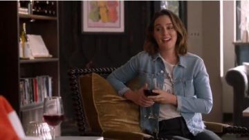 En Coton blanc Tee porté par Angie d'Amato (Leighton Meester), en les Parents Célibataires Saison 2 Épisode 12