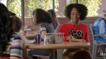 Coeur rouge Imprimé Pull porté par Diane Johnson (Marsai Martin), en black-ish Saison 6 Épisode 12