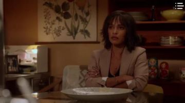Camel Single Breasted Blazer usado por Edie Palmer (Megalyn Echikunwoke) en Almost Family Temporada 1 Episodio 11
