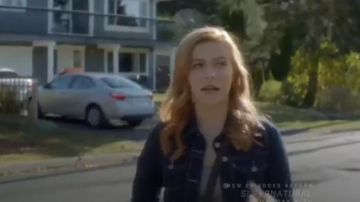 Chaqueta de mezclilla azul oscuro con puntada contrastante usada por Nancy Drew (Kennedy McMann) en Nancy Drew Temporada 1 Episodio 10