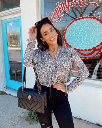 Bolso grande de cuero con cadena de Courtney Shields en la cuenta de Instagram de @courtney_shields