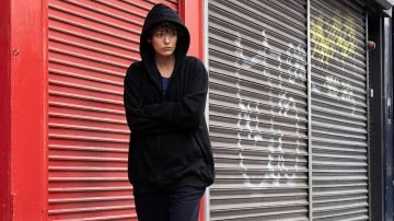 Noir Zip Hoodie, portés par Stephanie Patrick (Blake Lively) comme vu dans La Section Rythmique