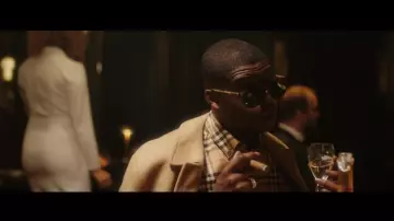 Chemise Burberry de Ninho dans Maes - Distant (Clip Officiel) ft. Ninho