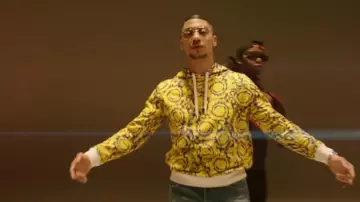 Sweat à capuche Versace de Maes dans Maes - Distant (Clip Officiel) ft. Ninho
