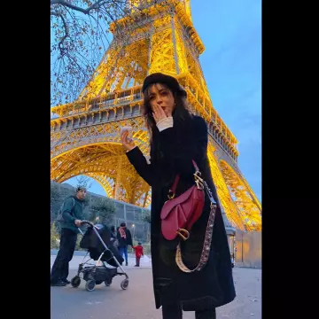 Le Saddle Dior de Sarah Hyland sur le compte Instagram de @sarahhyland