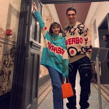 The bright orange bag of Maisie Williams on the account Instagram of @maisie_williams