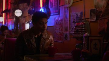 The bomber jacket in brown leather worn by Ambrose Spellman (Chance Perdomo) in The New Adventures of Sabrina S01E04