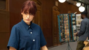 T-shirt bleu blanc, boutons blancs portés par Stephanie Patrick (Blake Lively) comme vu dans La Section Rythmique