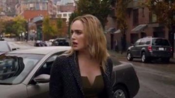 Gray Coat of Sara Lance (Caity Lotz) in DC's Legends of Tomorrow (S05E01)