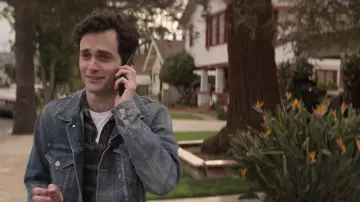 La veste en jean bleu clair délavée de Joe Goldberg (Penn Badgley) dans YOU (S02E02)