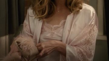Tacones de plumas rosas de Alexis Rose (Annie Murphy) en Schitt's Creek (S05E05)