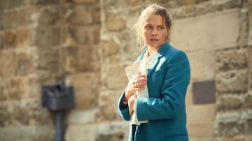 Blue Coat of Diana Bishop (Teresa Palmer) in A Discovery of Witches (S01)