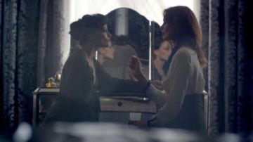 Coiffeuse Miroir de Irene Adler (Lara Pulver) dans Sherlock (S02E01)