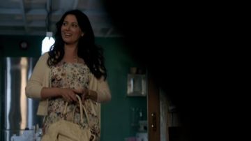 White Purse of Janine (Yasmine Akram) in Sherlock (S03E03)