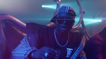 The black t-shirt B Ninho in the clip Remote from Maes