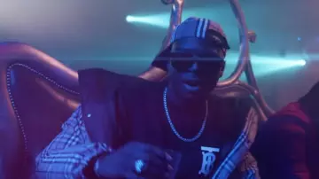 Le t-shirt noir B de Ninho dans le clip Distant de Maes