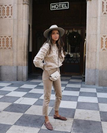Sac porté épaule en Cuir Tex­turé Gate Mini de Julie Sariñana sur le compte Instagram de @sincerelyjules