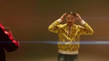 Le pull jaune imprimé porté par Maes dans son clip Distant feat. Ninho
