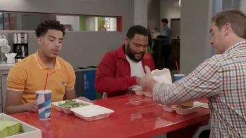 Polo amarillo usado por Andre Johnson, Jr. (Marcus Scribner) en negro Temporada 6 Epiosde 12