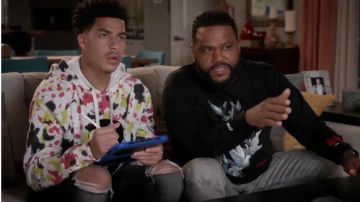Noir Sweat-shirt porté par Andre "Dre' Johnson (Anthony Anderson), en black-ish Saison 6 Épisode 12